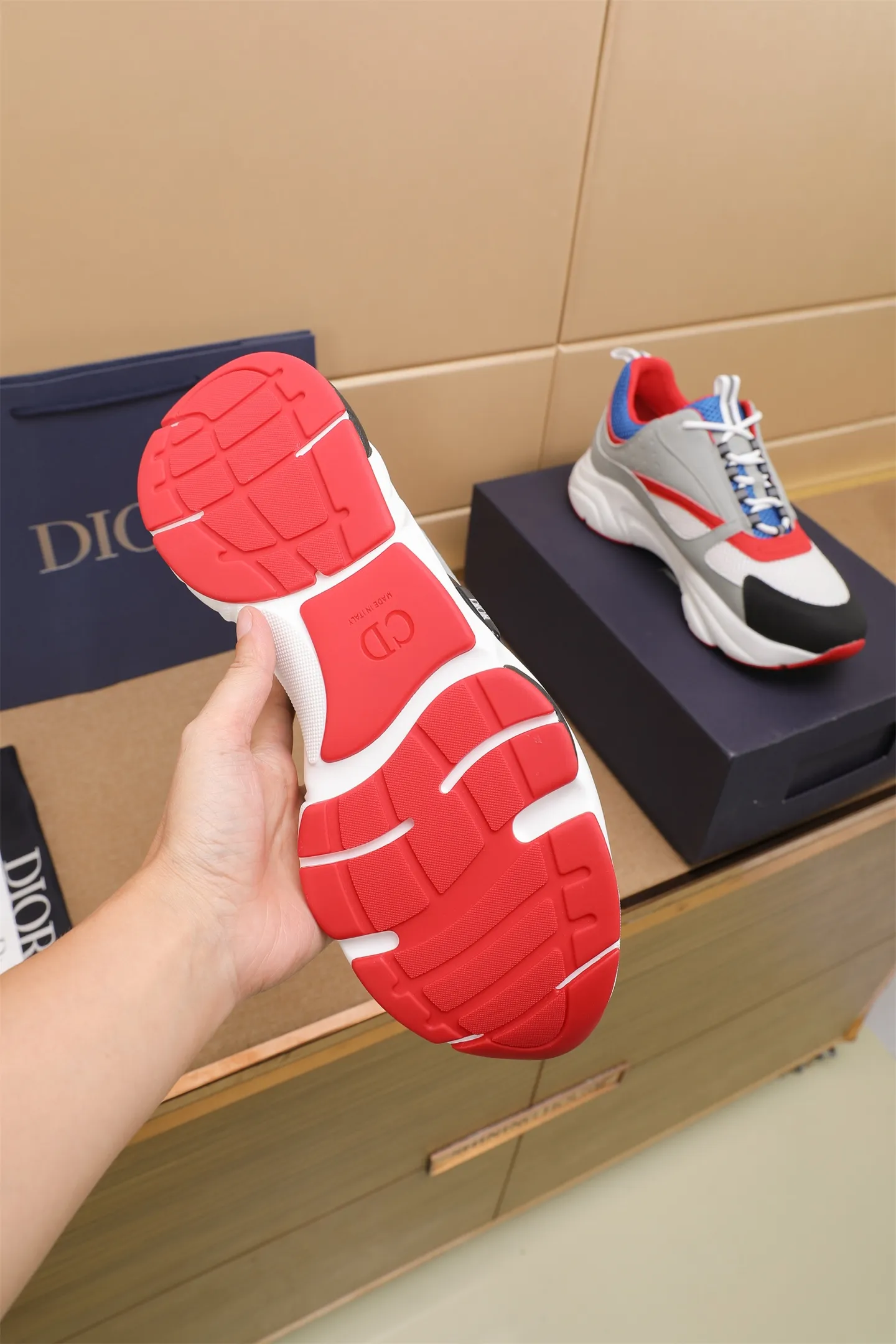 Factory price: 460💰Dior’s top version of D’s b22 men’s sports shoes. Inspired by retro running styles, the chunky low-top silhouette features gray calf leather and blue and white mesh fabric uppers, atop a black, white and blue engraved rubber sole. Nylon ribbon accents the blue mesh tongue and heel counter, and a "dio~" logo appears on the side. Pair it with a suit for a striking contrast and add a sportswear-chic edge to your look. The thick sole can be about 4cm~ Size: 38-45, [46, 47 customized]